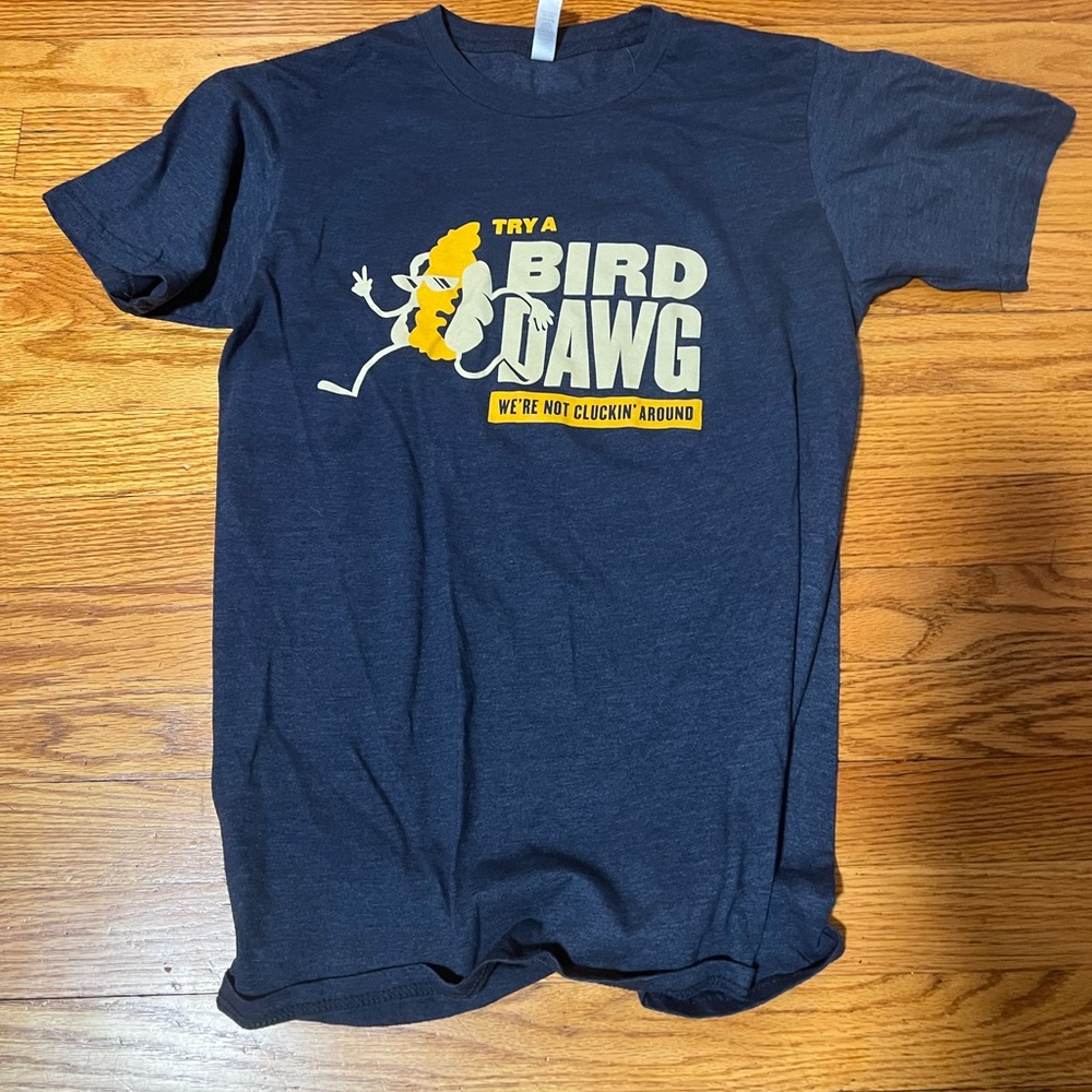 New unisex Buffalo Wild Wings Bird Dawg medium tee